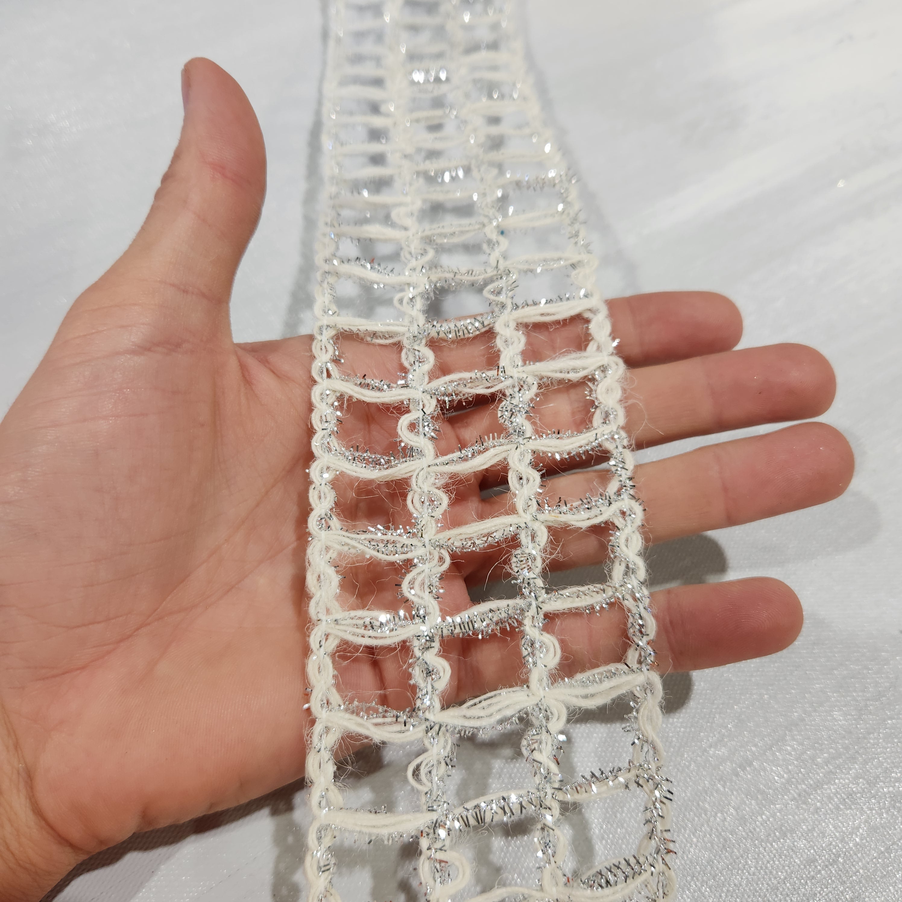 Ruban filet en laine blanc et argenté 2.5" x 30'