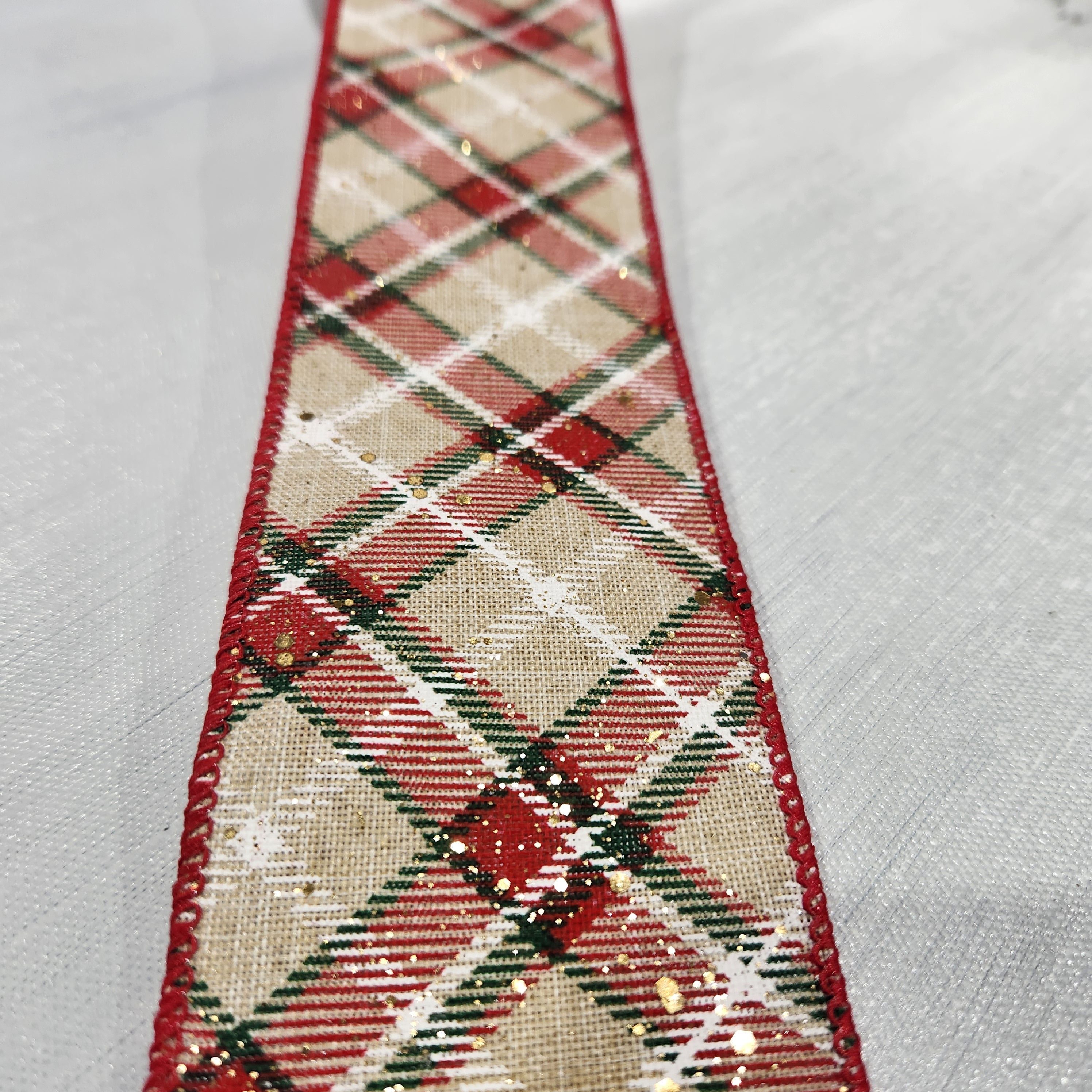 Ruban de lin losange rouge, vert, blanc et doré 2,5" x 30'