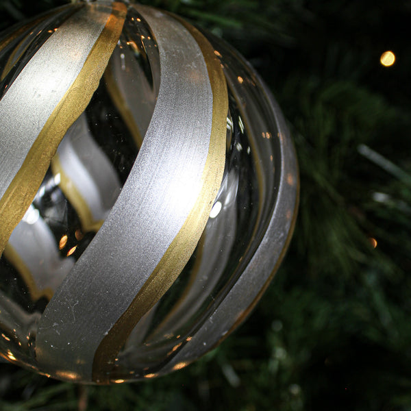 Boule en verre avec paillettes argent 4"