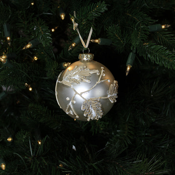 Boule en verre feuilles houx paillettes platine 4"