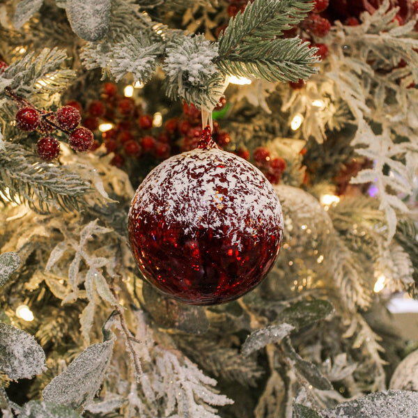 Boule de verre rouge enneigée