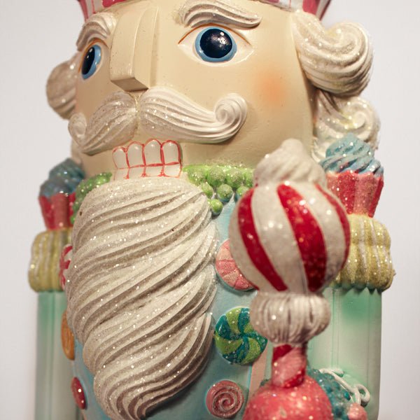 Casse-noisette en résine pastel menthe poivrée 22"