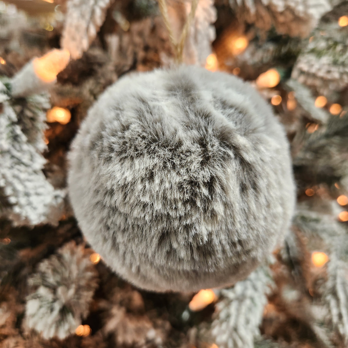 Boule en fourrure marbrée grise