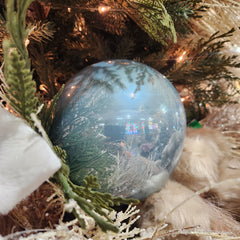 Boule en verre bleu brume lustrée 5,9"