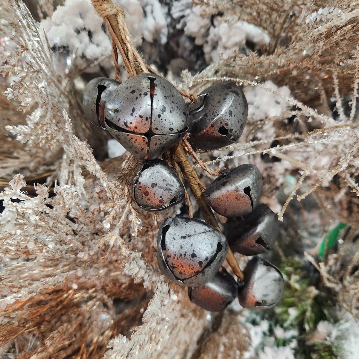 Grelots argentés sur une corde de jute 8,5"