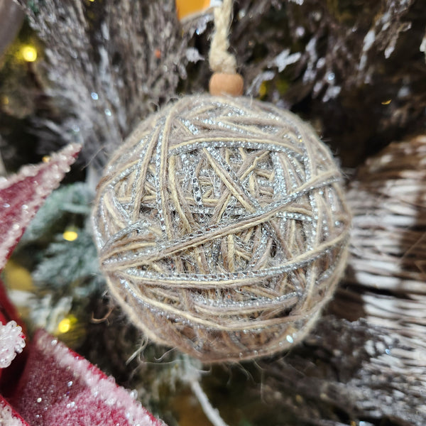 Boule en jute naturel et fil métal argent 4"