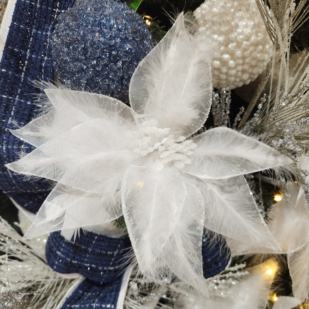 Tige de poinsettia plume blanche 22"