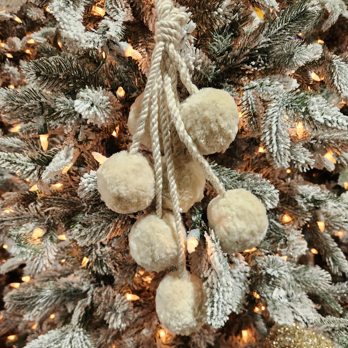 Pompon en polyester beige 14,5"