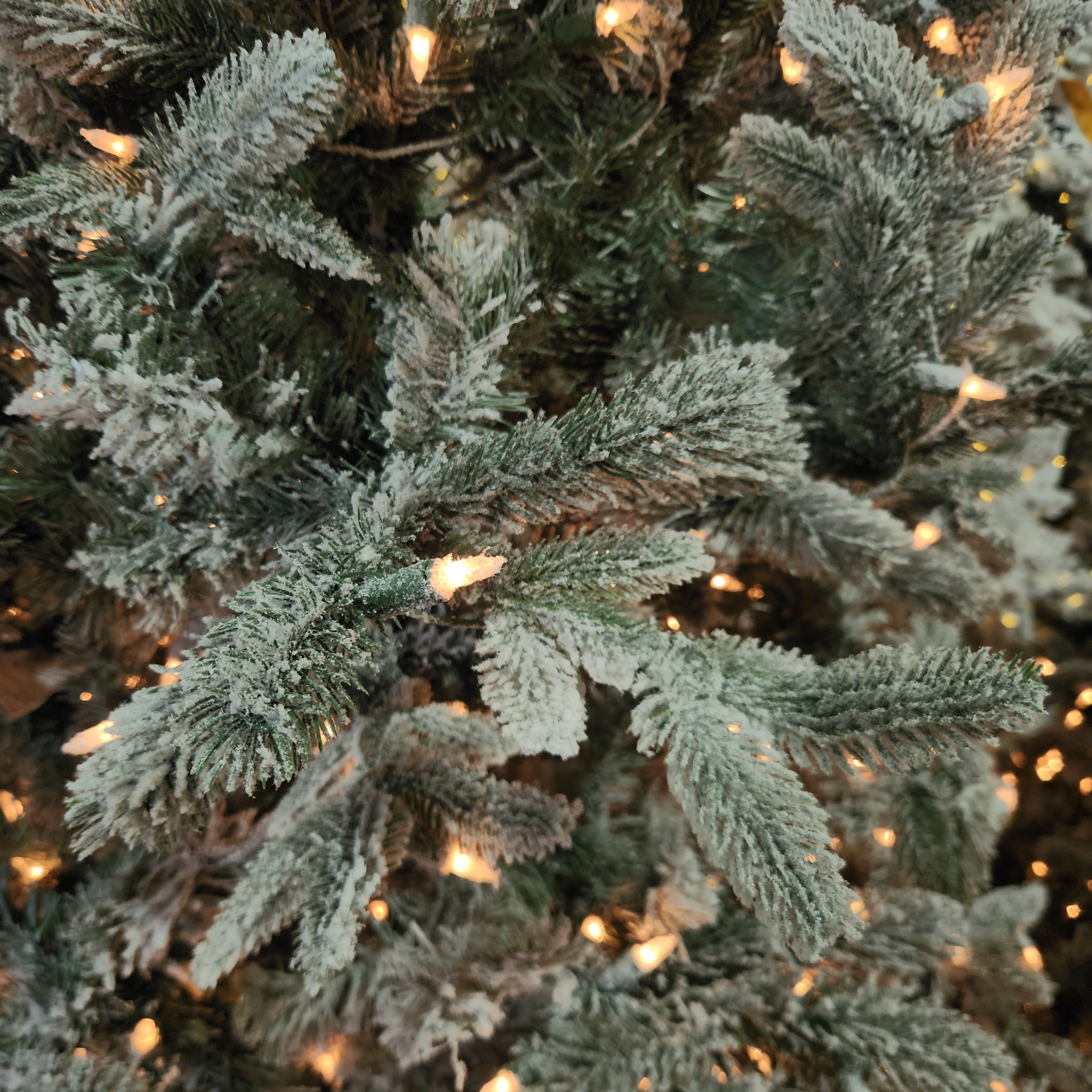Helsinki Tree 12' x 68" with 1400 Lights