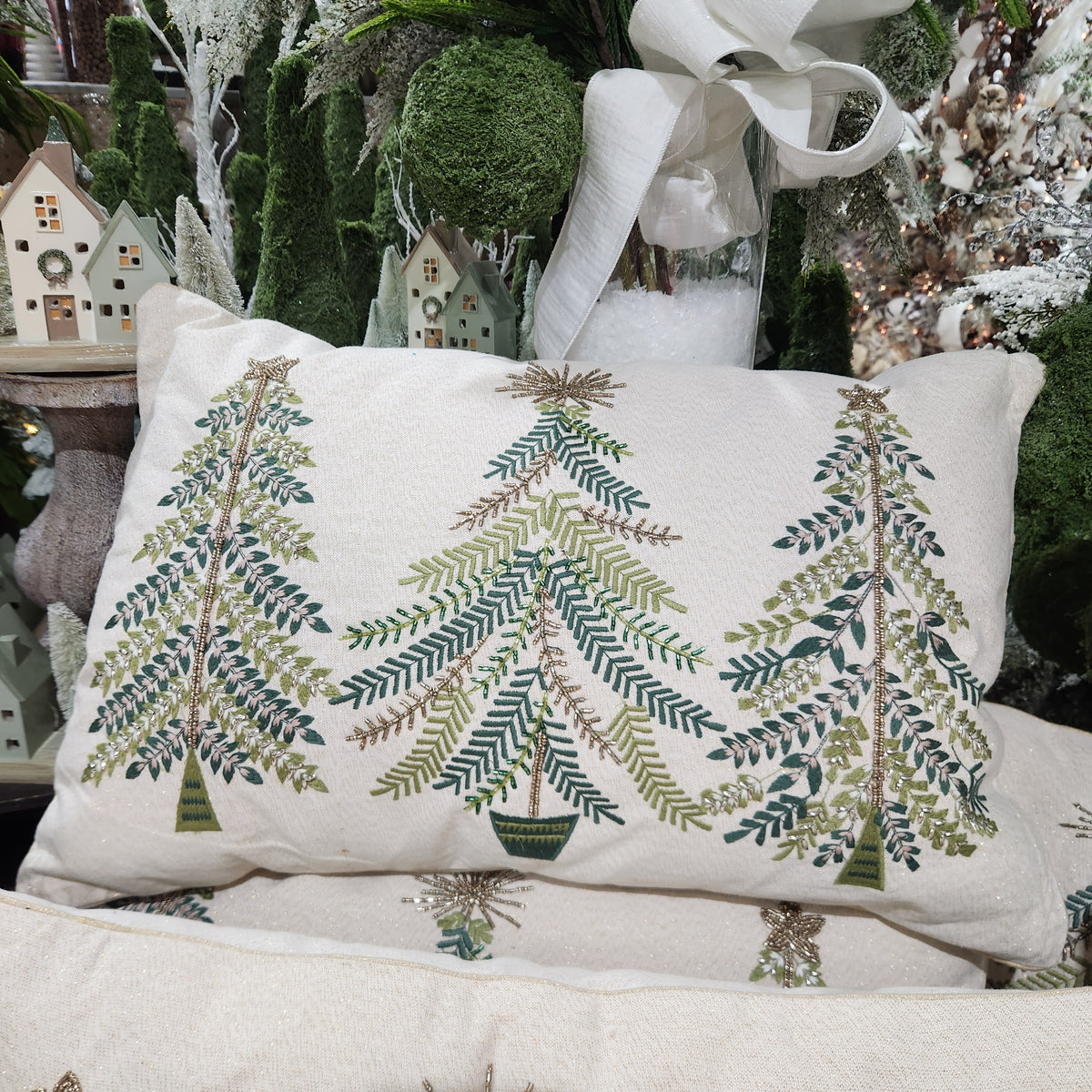 Oreiller avec trois arbres en coton crème 23,5" x 16"