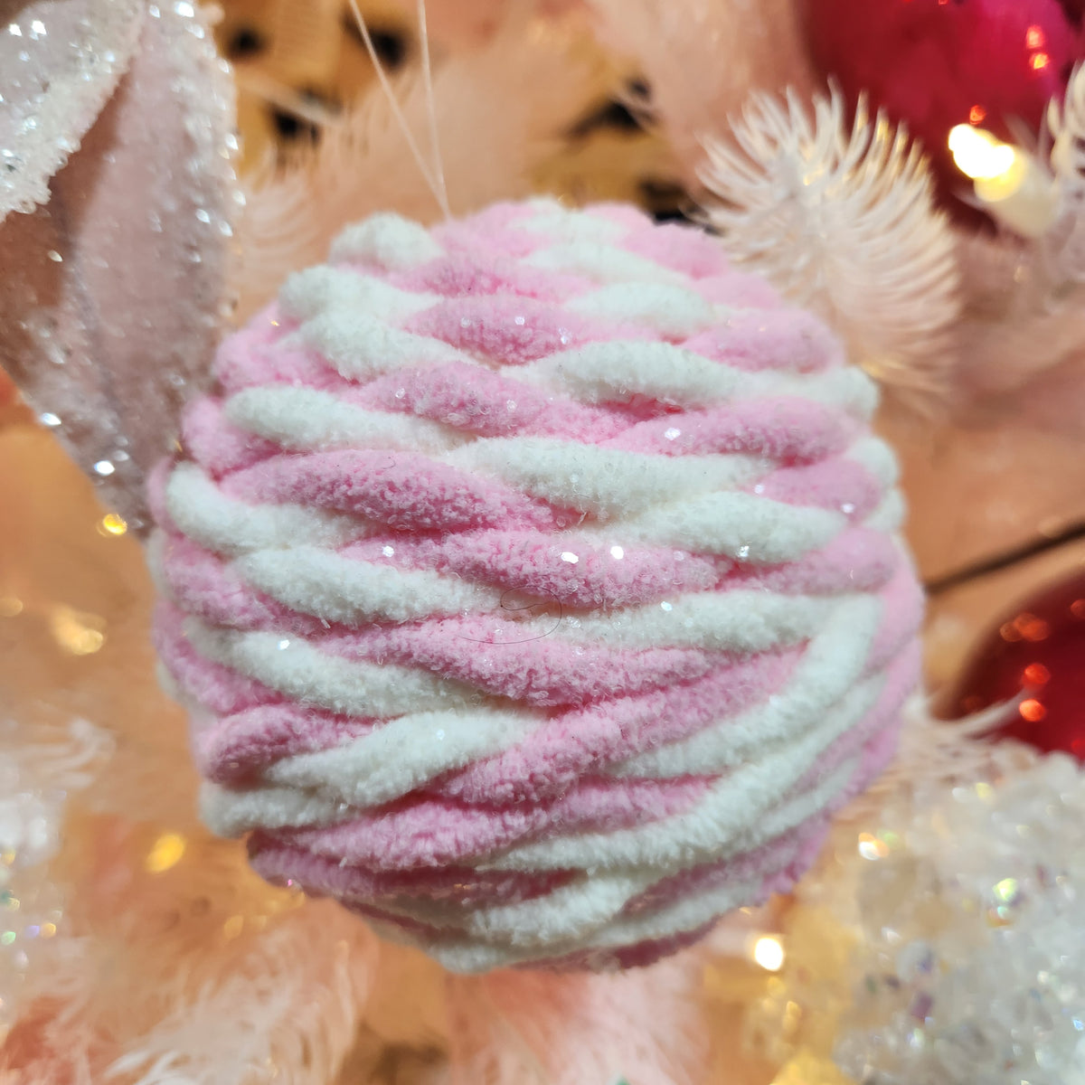 Boule tressée rose et blanc 4"