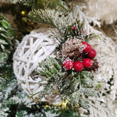 Boule de brindilles de pin avec baies vertes, rouges et blanches 6"